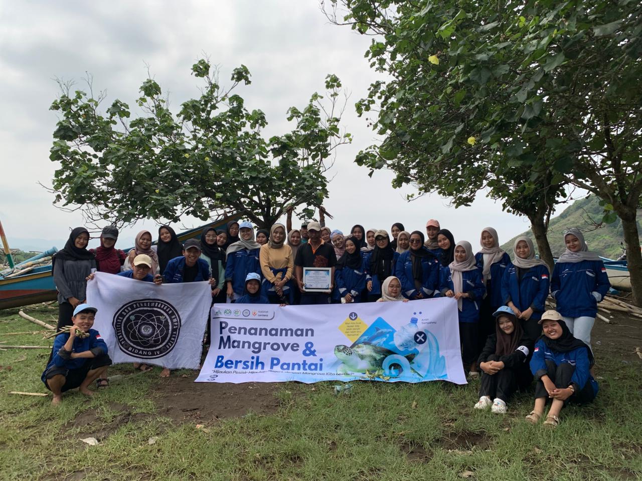 HMPS Vektor UIN KHAS Jember Gelar Aksi Lingkugan di Pantai Payangan